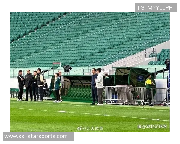 国安迅速调整训练计划总经理李明亲临现场指导球队训练 国安迅速调整训练计划总经理李明亲临现场指导球队训练